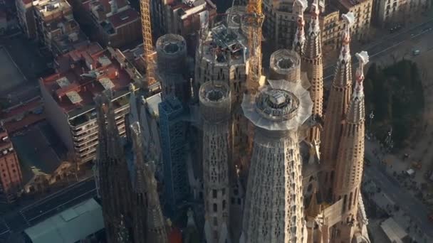 La Sagrada Familia Dairesini Güzel Şehir 'de Crane' lerle kapatın Barcelona, İspanya üzerinde güneşli bir sis — Stok video
