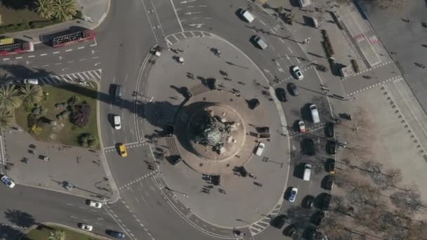 AERIAL: Rotonda del Monumento a Colón en Barcelona, España con tráfico de coches congestionados en el día soleado — Vídeo de stock