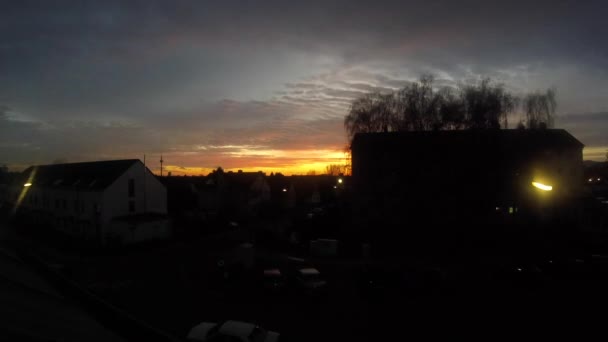 TIJDSTIP: Dag tot nacht zonsondergang boven de buurt in Frankfurt am Main, Duitsland — Stockvideo