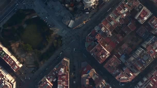 AERIAL: Barcelona Overhead Drone shot of typical City Blocks and La Sagrada Familia in Beautiful Sunlight with Urban Traffic — 비디오