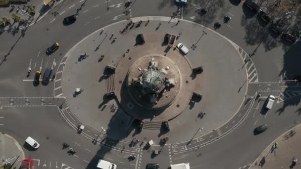 AERIAL: 스페인 바르셀로나에 있는 콜럼버스 기념비 로터리의 오버헤드 샷, 써니 데이에 붐비는 자동차 교통 — 비디오