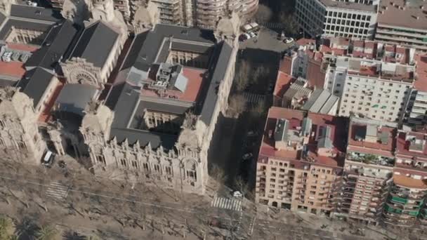 AERIAL: Amplio vuelo de tiro sobre Barcelona en el brillante día soleado — Vídeo de stock