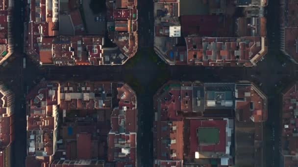 AERIAL: Overhead Drone shot van typische stadsblokken in Barcelona, Spanje in prachtig zonlicht — Stockvideo