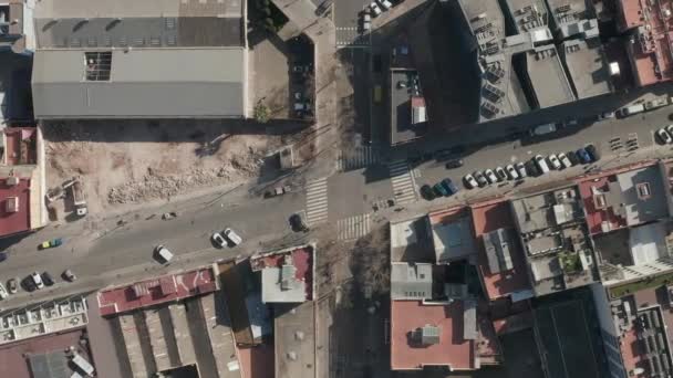 AÉRIAL : Drone aérien de Barcelone tourné de blocs de ville typiques dans un beau soleil avec la circulation urbaine — Video