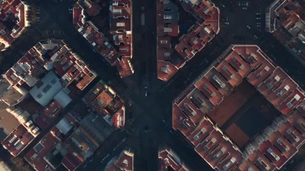 AERIAL: Barcelona Overhead Drone Tiro de blocos típicos da cidade em luz do sol bonita com tráfego urbano — Vídeo de Stock