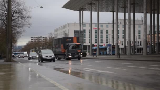 SLOW MOTION: Truck pass by Rainy Road in Kassel, Germany Daylight — стокове відео