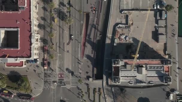 AERIAL: Overhead Shot of Columbus Monument Roundabout Barcelonában, Spanyolországban forgalmas autó forgalom a Sunny Day — Stock videók