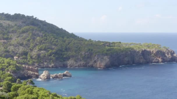 AERIELL: Över vackra kusten linje Tropical Island Mallorca, Spanien med hav och blått vatten på sommaren, Dagsljus semester, Resor, Soligt, Vågor — Stockvideo