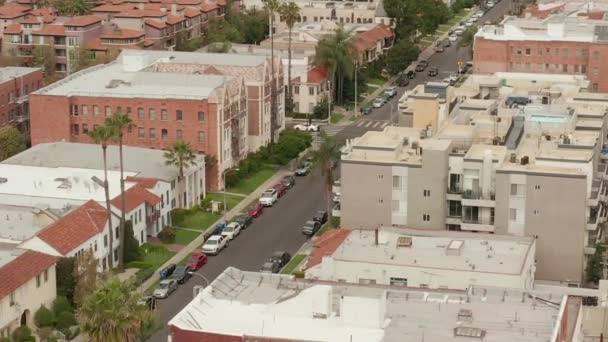 AERIAL: Casas Típicas, Apartamentos, Área Residencial en West Hollywood, California con Hermosos colores ricos en árboles y edificios — Vídeo de stock