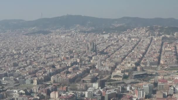 AÉRIAL : Drone de Barcelone vers le centre avec La Sagrada Familia et Torre Glories, Torre Agbar  