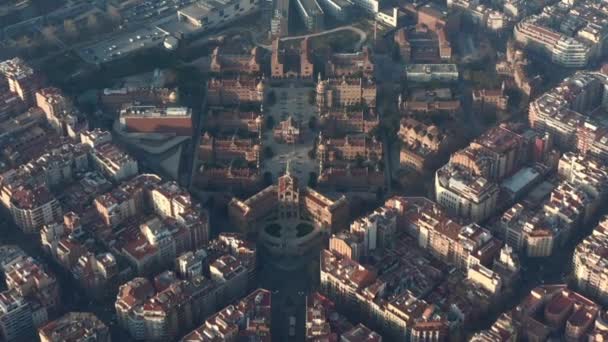 AERIAL: Typische stadsblokken en Hospital de Sant Pau van bovenaf in prachtig zonlicht — Stockvideo