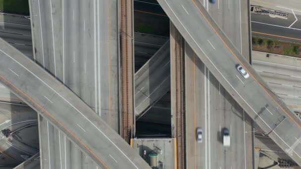 AERIAL: Cerrar vuelo sobre el juez Pregerson Enorme conexión de la carretera que muestra múltiples carreteras, puentes, viaductos con poco tráfico de coches en Los Ángeles, California en el hermoso día soleado — Vídeos de Stock