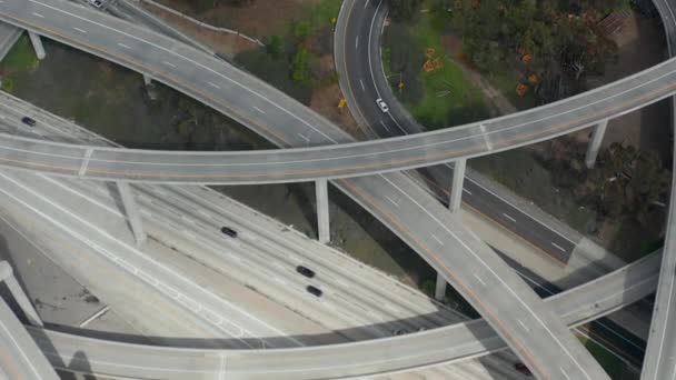 AERIAL: Poco a poco dando vueltas sobre el juez Pregerson enorme conexión de la carretera que muestra múltiples carreteras, puentes, viaductos con poco tráfico de coches en Los Ángeles, California en el hermoso día soleado — Vídeos de Stock