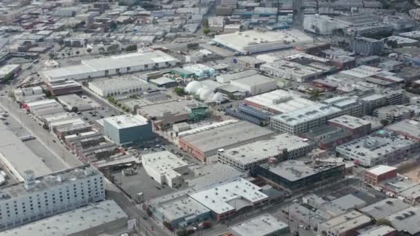 AERIAL: Warehouse District in Los Angeles slow Tilt up revealing Downtown LA Skyline — Stock Video