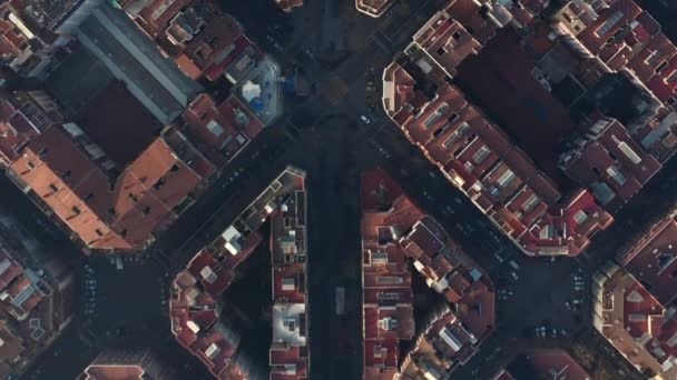 AERIAL: Barcelona Overhead Drone Tiro de blocos típicos da cidade em luz do sol bonita com tráfego urbano — Vídeo de Stock