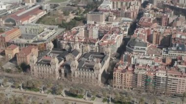 Güneşli bir günde Barselona üzerinde geniş açılı bir uçuş. 