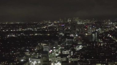 Karanlık Hollywood Los Angeles 'ın üzerinde, gece Skyline ve City Lights manzaralı. 