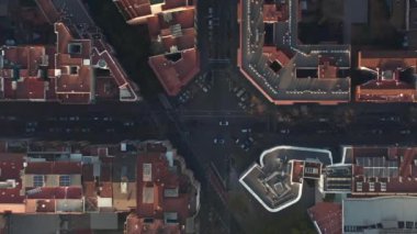İspanya 'nın Barselona kentindeki Tipik Şehir Bloklarının Güzel Güneş Işığında İnsansız Hava Aracı Çekimi 