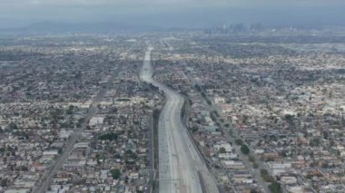 Bulutlu Bulutlu Gün 'de Büyük Otoyol' un Şehir Merkezine Bağlanmasıyla Sonsuz Şehir Los Angeles, Kaliforniya 'da Muhteşem Manzara 