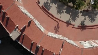 Barcelona, İspanya 'nın Güneş Işığında Çatıları' nda trafik varken İHA 'yı kapat. 