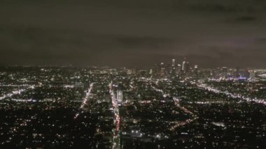 Wilshire Bulvarı Parlayan Sokaklar ve Şehir Trafik Işıkları ile Los Angeles 'ı Gece Görüş Alanı 