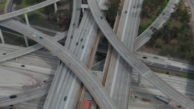 Yargıç Pregerson Büyük Otoyol Bağlantısı, Los Angeles, Kaliforniya 'da çok az araba trafiği olan birden fazla yol, köprü ve viyadük gösteriyor. 