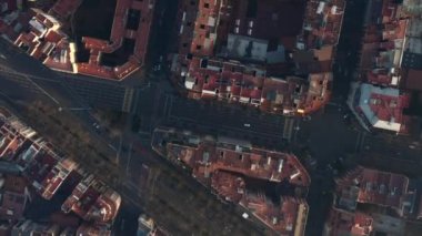 İspanya 'nın Barselona kentindeki Tipik Şehir Bloklarının Güzel Güneş Işığında İnsansız Hava Aracı Çekimi 