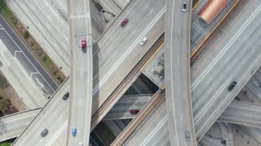 Yargıç Pregerson Karayolu 'nun üzerinde, Los Angeles, Kaliforniya' da çok az araba trafiği olan birden fazla yol, köprü ve viyadük gösteren muhteşem bir çekim.