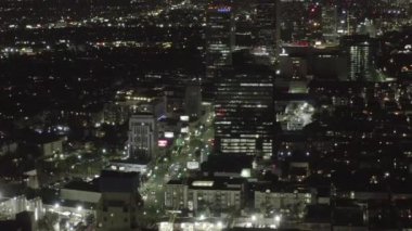 Karanlık Hollywood Los Angeles 'ın üzerinde, gece Skyline ve City Lights manzaralı. 