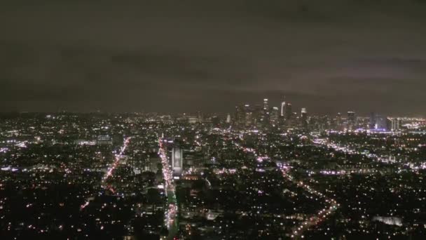 AERIAL: Udsigt over Los Angeles om natten med Wilshire Boulevard Glowing Streets og City Car Traffic Lights – Stock-video