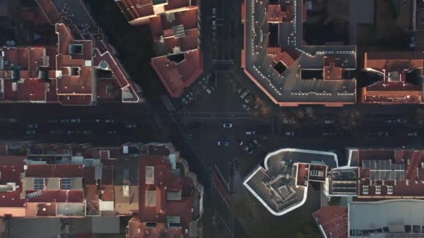 AERIAL: Inyección aérea de drones de bloques de ciudades típicas en Barcelona, España a la luz del sol — Vídeo de stock