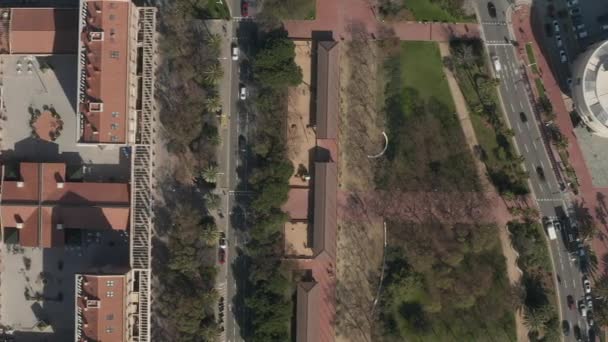 AERIAL: Barcelona Nad głową Drone Shot typowych bloków miejskich w pięknym świetle słonecznym z ruchu miejskiego — Wideo stockowe