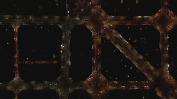 AERIAL: Barcelona Overhead Drone Skott av typiska stadsblock på natten med vackra City Traffic lights — Stockvideo