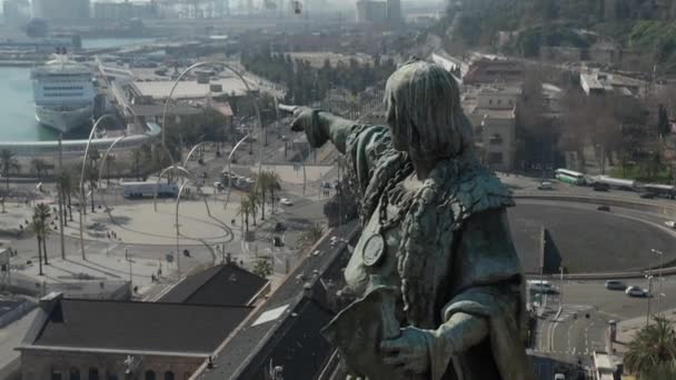 AERIAL: Närbild Cirkling Columbus Monument i Barcelona, Spanien på vackra soliga dagen — Stockvideo