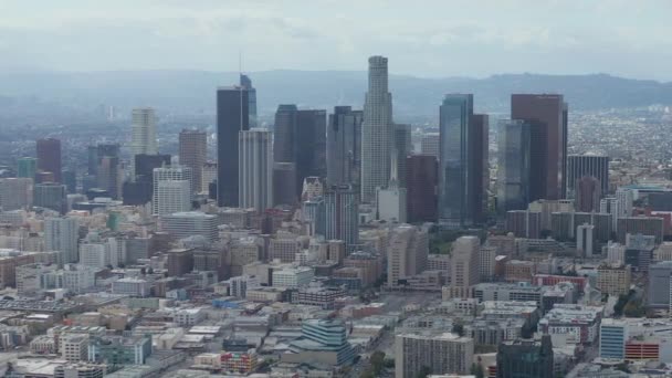 AERIAL: Langzaam cirkelen Downtown Los Angeles Skyline met Warehouse Art Distrct op de voorgrond met Blue Sky en Clouds — Stockvideo