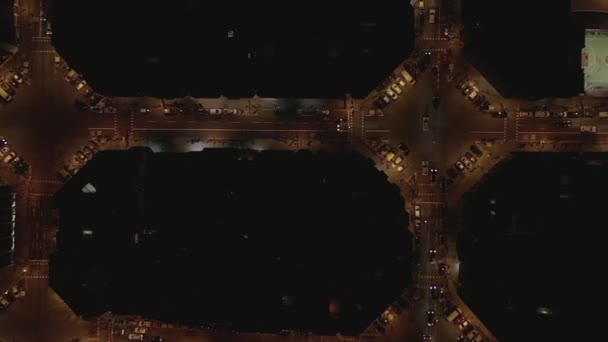 AERIAL: Беспилотник над Барселоной из типичных городских кварталов ночью с красивыми светофорами — стоковое видео