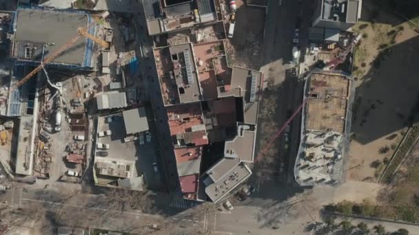 AERIAL: Вид сверху на большую строительную площадку в европейском городе Барселона, Испания — стоковое видео