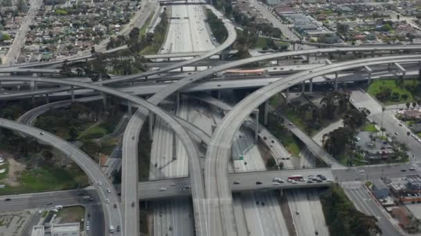 AERIAL: Espectacular Juez Pregerson Highway mostrando múltiples carreteras, puentes, viaductos con poco tráfico de coches en Los Ángeles, California en el hermoso día soleado — Vídeo de stock