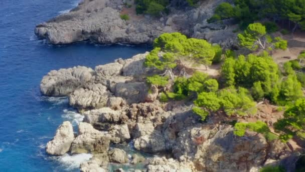 AERIAL: Sobre la línea de costa hermosa de la isla tropical Mallorca, España con el océano y el agua azul en verano, Vacaciones de día, Viajar, Soleado, Olas — Vídeos de Stock