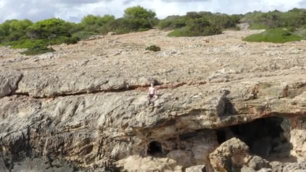 AERIAL: Tropical Island Rock Coast with Jungle Forest w tle Słoneczna pogoda, Sunshine — Wideo stockowe