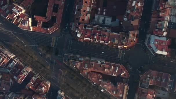 AERIAL: Overhead Drone shot van typische stadsblokken in Barcelona, Spanje in prachtig zonlicht — Stockvideo