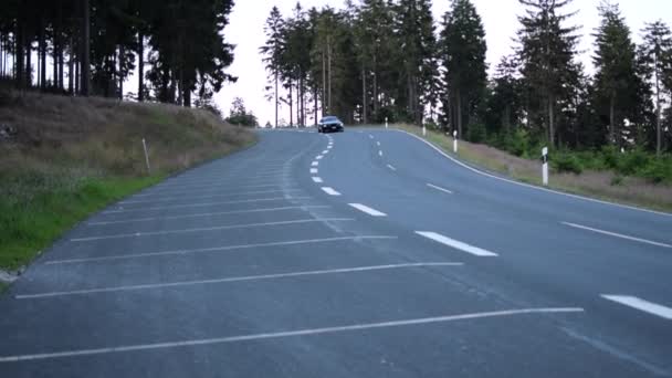 Медленное движение: черный Форд Мустанг автомобиль проезжая по горе, лесная дорога с солнечным светом Road, Muscle Car — стоковое видео