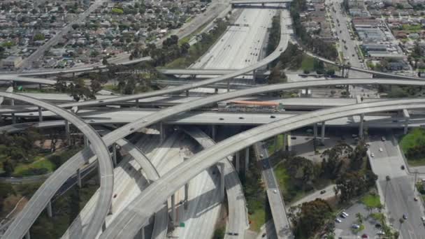 AERIAL: Velkolepý soudce Pregerson Highway ukazuje více silnic, mostů, viaduktů s malým automobilovým provozem v Los Angeles, Kalifornie na krásný slunečný den — Stock video