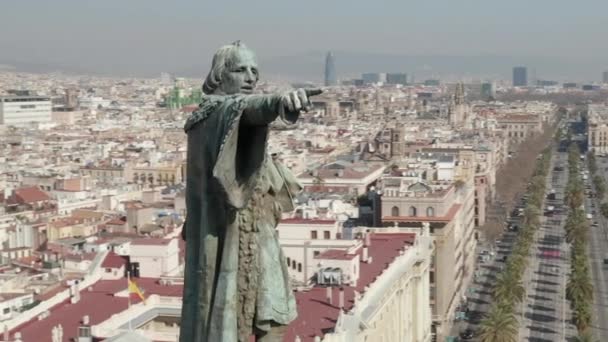 AERIAL: Close-up Columbus monument in Barcelona, Spanje op mooie zonnige dag — Stockvideo