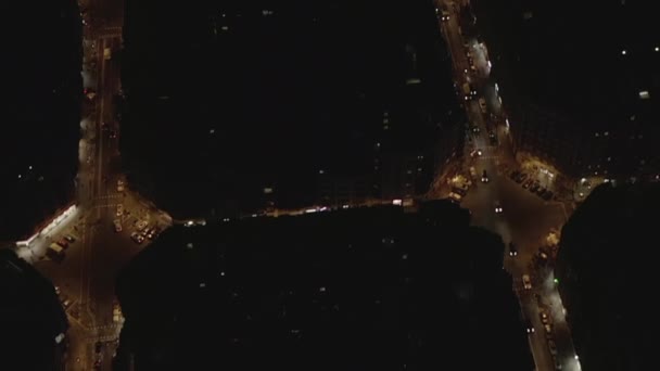 航空宇宙:夜のバルセロナ上空を飛ぶ — ストック動画
