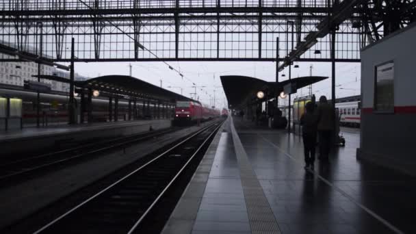 Movimiento lento: Red Deutsche Bahn Tren Llegada a la estación central de tren en Fráncfort del Meno, Alemania RE50 Fulda, Luz del día, Hauptbahnhof — Vídeo de stock