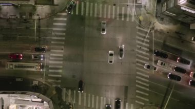 Parlayan Sokaklar ve Şehir Trafik Işıkları ile Kavşak Sokağında Büyük İnşaat Alanı ve Yerdeki Delikler Yükseliyor 