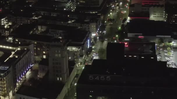 Hollywood Los Angeles 'taki Wilshire Bulvarı üzerinde Parlayan Sokaklar ve Şehir Trafik Işıklarıyla — Stok video