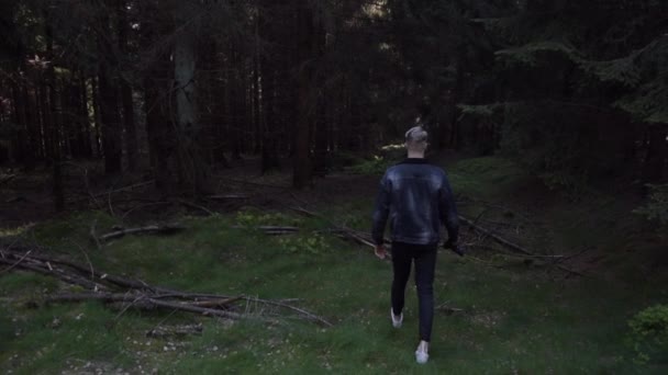 Young Guy, Fotograaf Wandelen in het bos met camera en het nemen van een foto zomer — Stockvideo