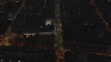 Barcelona Tipik Şehir Bloklarının Güzel Şehir trafik ışıklarıyla İHA Çekimi 